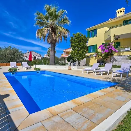 Oscar Apartments With Shared Pool וילה