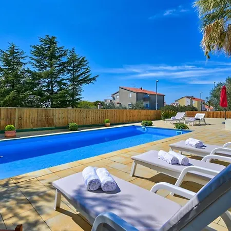 וילה Oscar Apartments With Shared Pool *