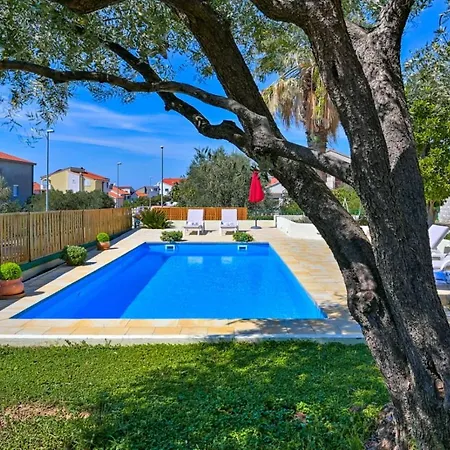 Oscar Apartments With Shared Pool *
