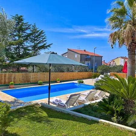 Villa Oscar Apartments With Shared Pool *