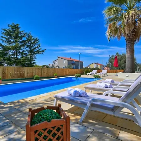 Oscar Apartments With Shared Pool