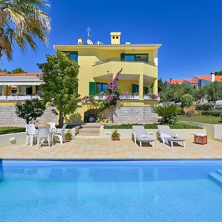 Oscar Apartments With Shared Pool