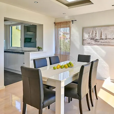 Oscar Apartments With Shared Pool