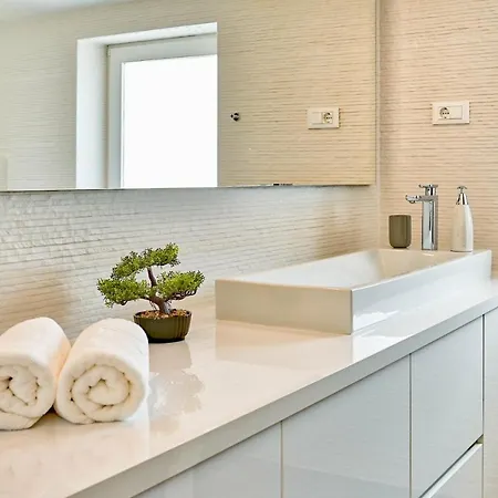 Oscar Apartments With Shared Pool *