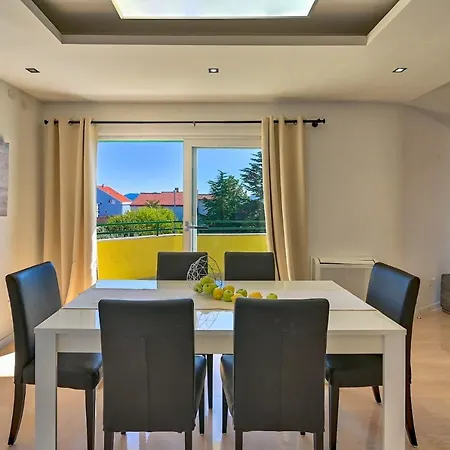 Villa Oscar Apartments With Shared Pool