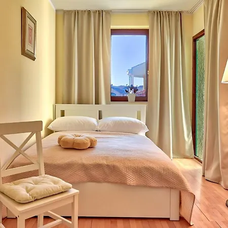 Oscar Apartments With Shared Pool *