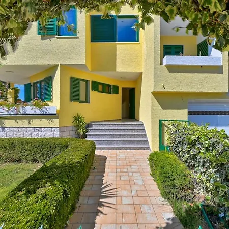 Villa Oscar, *