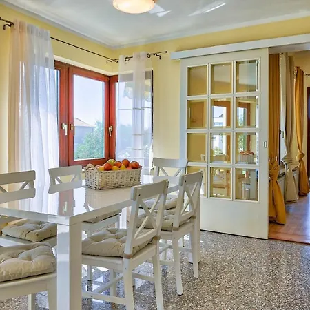 Villa Oscar, *